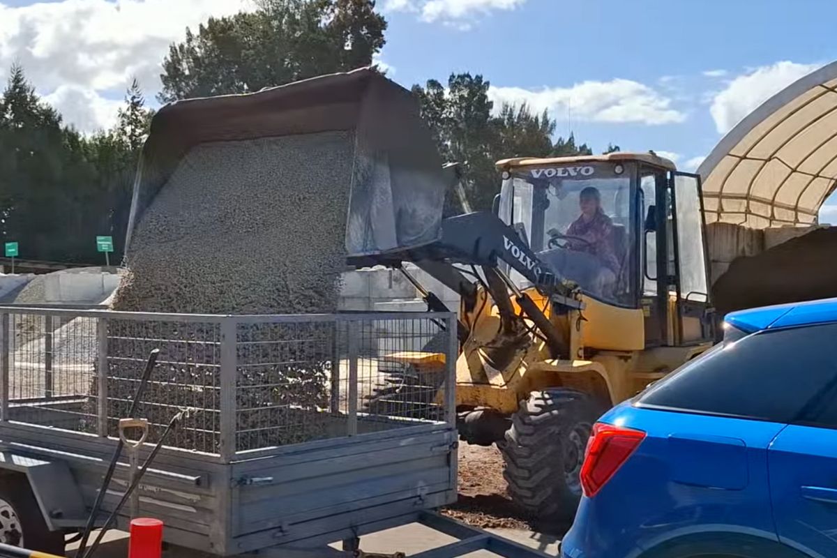 dozer filling a trailer with gap 40 in the yard