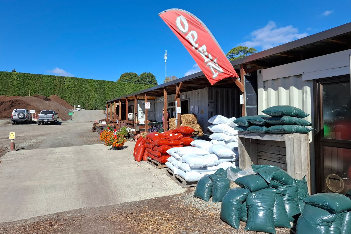 bagged vs bulk landscaping supplies