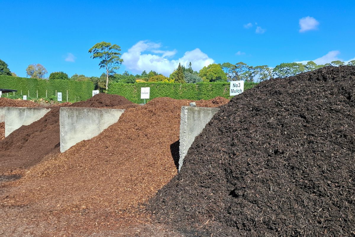 mulch garden supplies for winter